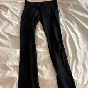 Svarta mjukis byxor från Nelly - Snygga svarta byxor från Nelly i storlek XS. De är använda fåtal gånger då de ej kommit till användning. Köptes för ca 3 månader sedan. Nypris:299kr