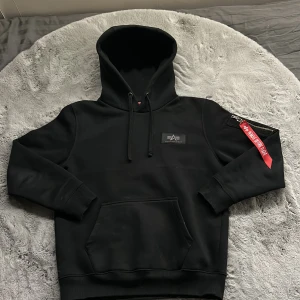 Alpha Industries hoodie  - Hej, jag säljer nu min hoodie i nyskick. Storlek: S. Nypris: 1000kr. Den här hoodien är kvalitativ, mjuk och har en grym passform! Perfekt för både vardagsbruk och även finare evenemang. Hoodien är grym på att hålla värmen och är en riktigt höjdare att klä sig i på vintern. Hoodien har inte hunnit användas så länge då jag växte ur den direkt, men jag kommer definitivt köpa liknande i större storlek! Jag rekommenderar denna hoodie väldigt starkt!👌🏼Hör av dig om du är intresserad!😃💯