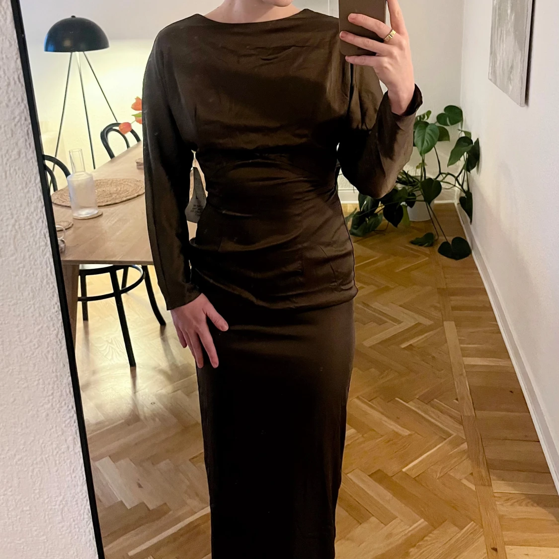 Olivgrön långklänning med draperad rygg - 1