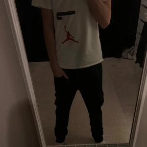 Slim Glenn Jeans - Tja, säljer dessa riktigt feta jeans ifrån Jack & Jones i modellen ”Slim Glenn”. Storlek 30/30 riktigt bra jeans nu inför våren! Köpte dessa för ungefär 3 veckor sen men nu är det dags att sälja de då jeansen blivit för små. De är alltså i toppskick!