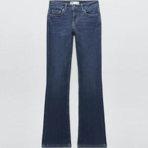 Mörkblå low waist bootcut jeans från Zara - Snygga mörkblå low waist bootcut jeans från Zara med klassisk femficksdesign och knappgylf. Perfekta för en stilren look med en touch av retro. Passar bra till både sneakers och klackar. Säljs inte längre💕använda 3 ggr