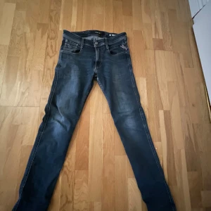 Blå jeansbyxor - Säljer nu dessa feta blå replay jeans! Skicket är i 7/10 där det är ett litet hål nedanför gylfen! Annars super bra skick. Säljer dessa för 349 ock nypris är 1599! Hör av er vid fundering, pris kan diskuteras!