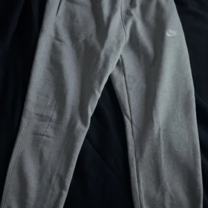 Grå Nike byxor - Grå Nike byxor i storleken M. Köpte för 2 månader sen, helt nya o förpackning med lapp kvar på. Säljer då dom var för små och retur tiden har gått ut. Nypris : 629 kr