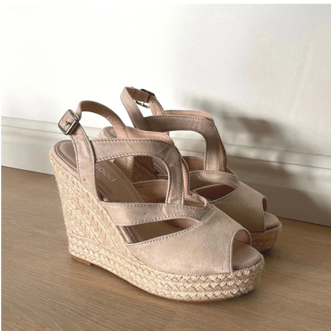 Beige kilklackssandaler med flätad sula - 92