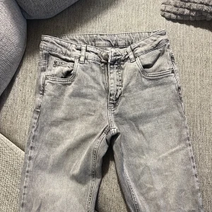 Jeans - Gråa jeans, raka, från Kappahl som är använda ett fåtal ggr. Storlek 164.