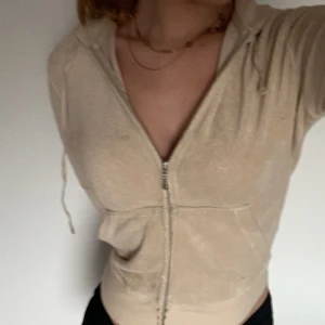 Vinted Juicy Couture tröja  - Så fin juicy tröja. Säljer eftersom jag inhe använder den. Knappt använd