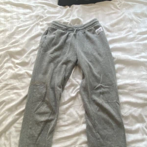Grå mjukisbyxor från Frank Dandy - Säljer ett par grå mjuka och sköna mjukisbyxor från Frank Dandy i storlek S. Perfekta för en chill dag hemma. Byxorna är i bra skick!💞