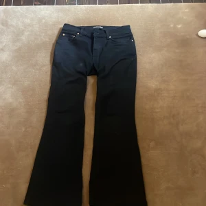 Svarta bootcut jeans - Nästan oanvända och i mycket bra skick 