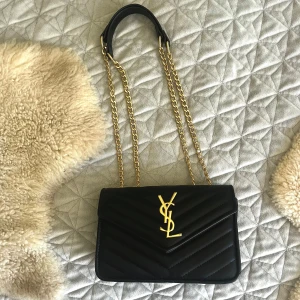 Liten svart väska  - Såå söt väska perfekt till alla tillfällen! Liknande ysl väska! Helt oanvänd så skick 10/10