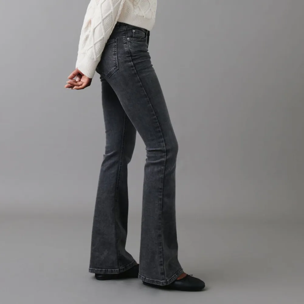 Säljer dessa as snygga lågmidjade bootcut jeansen från gina i tall modell, perfekt i längden på mig som är 177 och gillar när jeansen slutar precis innan golvet🩷 bra skick och inga defekter. Köpta för 499. Jeans & Byxor.