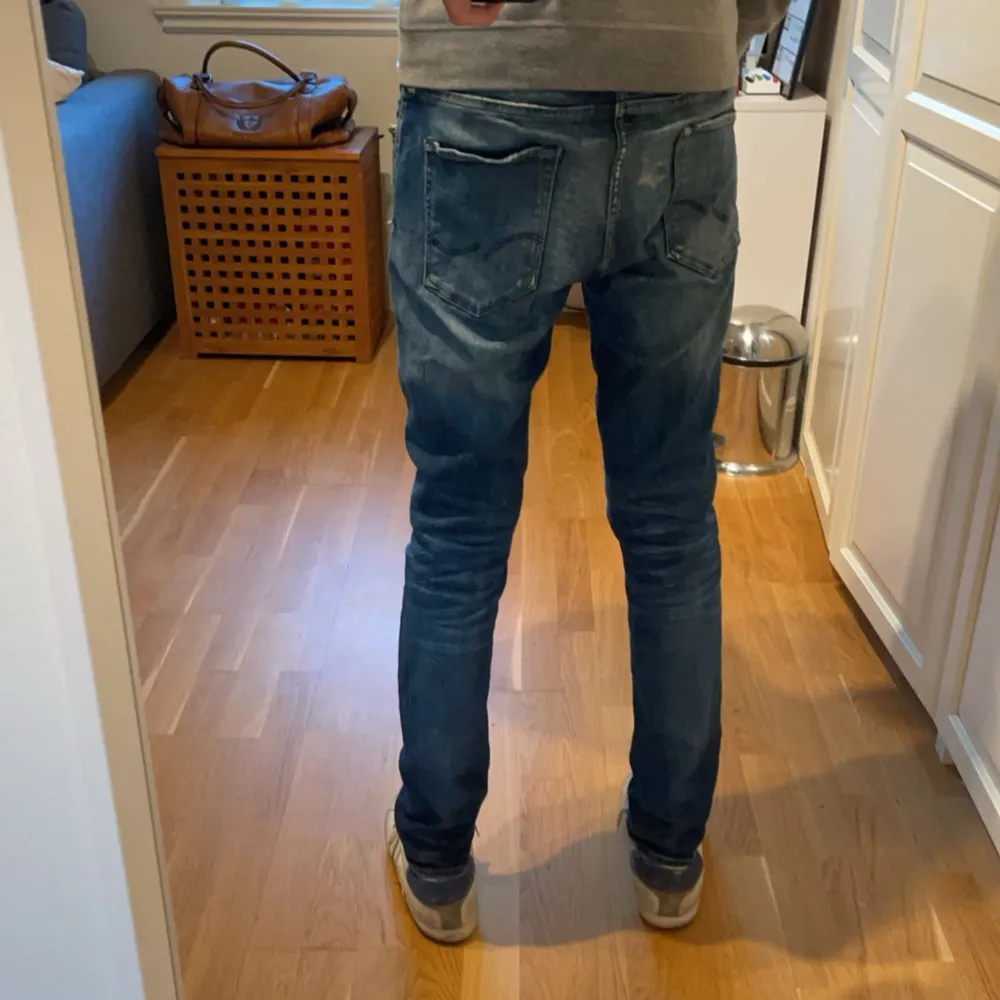 Tjena säljer nu mina snygga Jack&Jones jeans med mycket slitningar. Det är modell Slim Glenn och storlek W31 L32 men passar mig som är 180 och väger 60. Skriv vid funderingar eller vill ha fler bilder! Glöm inte att följa för fler feta jeans!!!. Jeans & Byxor.