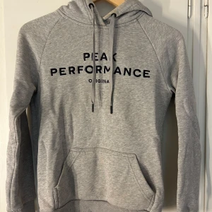 Hoodie Peak performance  - Säljer en fräsch hoodie från Peak performance. Bra kvalitet men har tyvärr blivit för liten för mig. Köpt ny för 1050kr