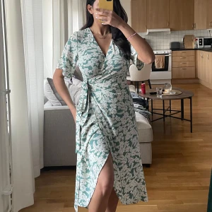 Klänning  - Sommar klänning i en den skönaste materialet från MQ i storlek S. Jätte lätt och kall tyg, inte genomskinlig .