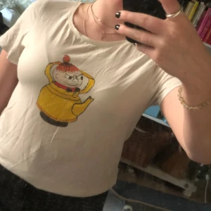 T-shirt med tryck - T-shirt med tryck på lilla My. Trycket ser lite ”målat ut”. Säljer då den inte kommer till användning. 