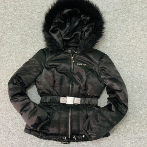 2000s mcbling bebe jacka - ✰*฿✩‧₊˚ läs gärna köpvillkoren innan köp - FAST PRIS ✰ superfin bebe jacka perfekt för höst/vinter. storlek M men sitter som S. inga märkbara defekter; sparsamt använd! skickar inga bilder på & fast pris :) ✰ skriv vid frågor💋