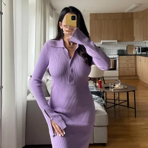 Klänning  - Skönaste höst och vår klänning från Gina Tricot i storlek M. Fin passform och detaljer