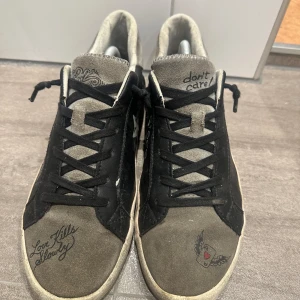 Feta skor - RIKTIGT feta skor säljes! Säljer nu mina snygga skor för ett extremt bra pris på grund av att de blivit aningen för små. De är använda men inga slitningar, enbart lite smuts. Hör av dig vid minsta fråga du har så hörs vi!👌🏿