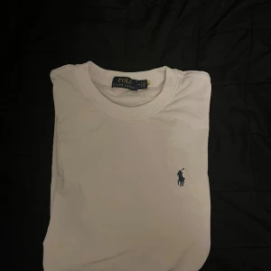 Ralph Lauren t-shirt - Hej säljer denna Ralph lauren t-shirt då den inte kommit till användning och är lite för liten, använd endast ett fåtal gånger och inga defekter alls!