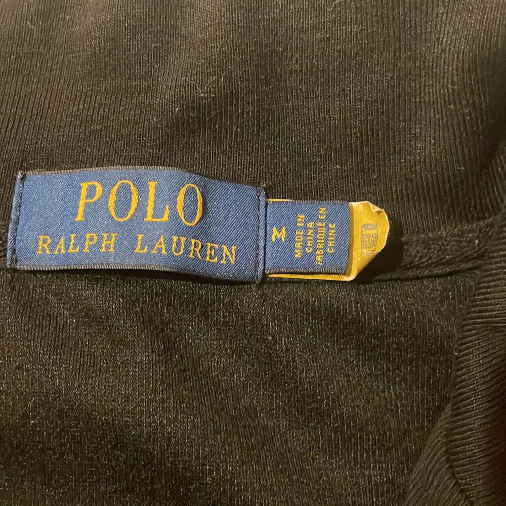 Säljer denna stilrena halfzippen från ralphlauren. Skick 10/10 Inga defekter eller sånt, sitter lite mindre i storleken. Säljer då den inte kommer inte till användning. Skriv om minsta lilla fundering.. Hoodies.