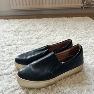 Skor - Svarta skor i fint skick