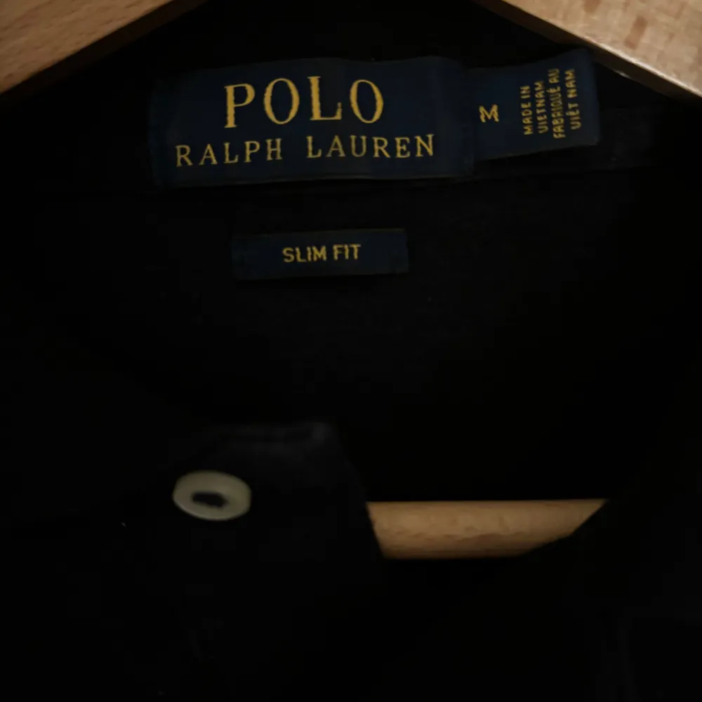 Riktigt fin mörkblå polo ralph lauren pike som knappt är använd. Inga defekter på den, skulle säga att den är som ny. M slim fit så kan nog passa S också. . T-shirts.