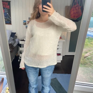 Vit stickad genomskinlig tröja - Jättefin stickad vit tröja, genomskinlig⭐️