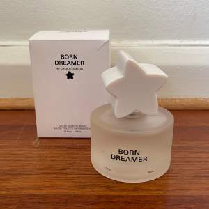 Säljer born dreamer parfym av Charli D’amelio!  Använt endast några spray! 50ml