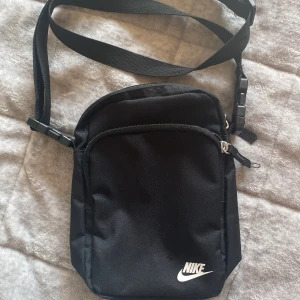 Nike väska - Köpt på stadium för ca 500kr💞 Ett litet märke från tidigare pin, en lös tråd på dragkedja men annars i nyskick🌟