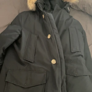 Woolrich jacka  - Storlek M bra skick jätte varm. Skönt päls och lång winter jacka. Ny pris 11,000 sek