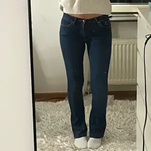 Säljer ett par snygga mörkblå jeans från lager 157 som är low waist som nya endast uppsydda nere men syns ej🤍passar mig som e 165