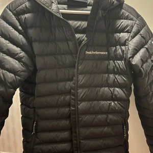 Peak Performance Jacka - Säljer min Peak Performance Down Liner Hood jacka som jag köpte förra året. Den är i bra skick och användes nästan inte alls.  Ord. pris: 2899 kr