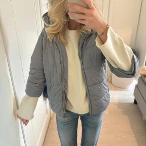 Trekvartsärmad jacka - Supersnygg trekvartsärmad jacka från Mango❤️ sparsamt använd 