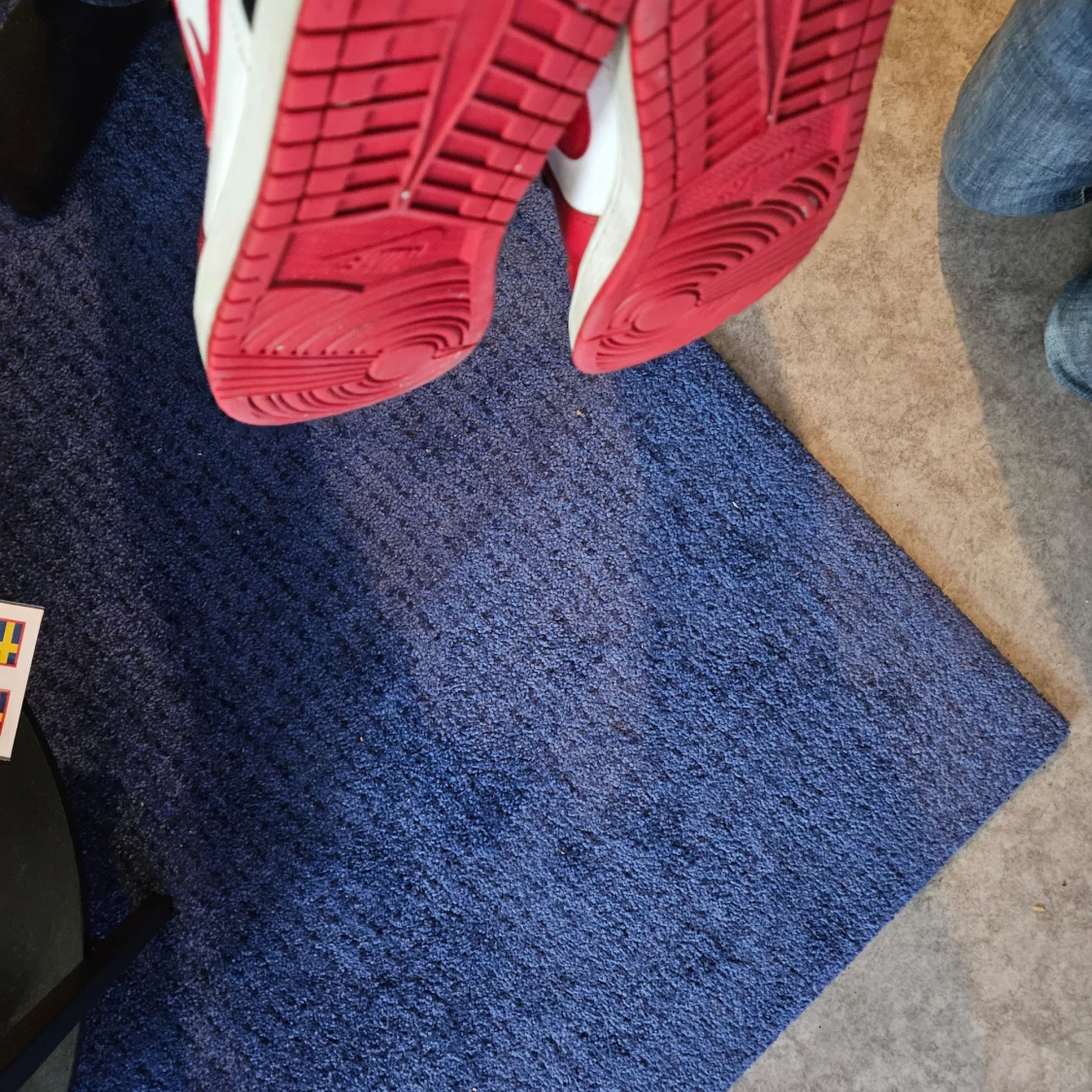 Nike Air Jordans i röd och vit - 4