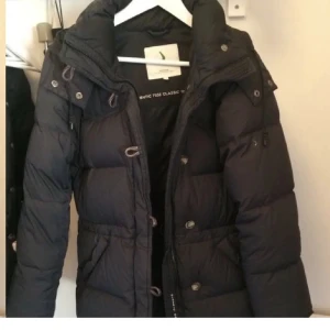 Vinterjacka boomerang  - Säljer min supersköna vinterjacka från boomerang då jag vill köp en ny jacka till denna vinter! Jackan är svart och storlek S, passar även större och mindre. Små defekter som knapp syns, kan skicka bilder vid intresse. Pris kan diskuteras 🌸🌸nypris ca 6000