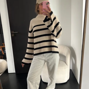 Jätte fin stickad tröja  - Så fin tröja från &other stories. Den är u bra skick men har en liten fläck som förmodligen går bort i tvätten 💗