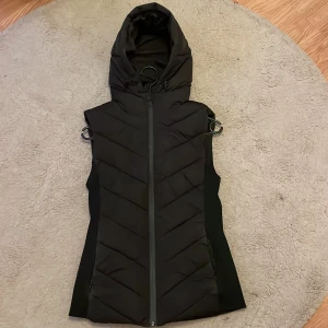 Väst - Säljer min väst ifrån Zara. Både skön och snygg, använd ett par gånger.