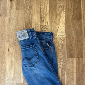 Replay anbass - Säljer nu dessa riktigt feta replay anbass || de är sparsamt använda, cond: 9/10 || waist: 29, length: 32 || passar dig mellan 175-185cm || har du frågor eller funderingar är det bara att höra av dig 