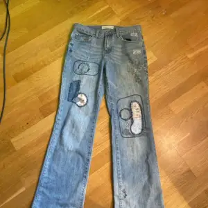 Skitsnygga unika Loose straight fit jeans med jättefina detaljer säljes. Lowrise/midrise beroende på hur man vill att de ska sitta.  Använt fåtal gånger, fint skick