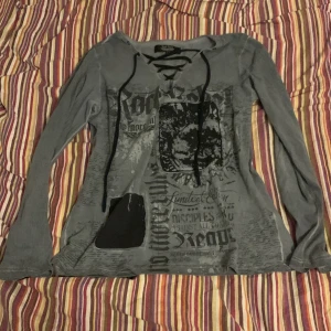Rock Rebel tröja - Tröja köpt från EMP för drygt ett år sedan. Sparsamt använd. Inte 100 på att jag vill sälja denna så dehär e mest en intressekoll. Pris går att diskutera 🖤 köptes för 470kr 