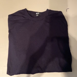 Marinblå tröja  - En Marinblå merinoulls tröja från Uniqlo. Med storlek Small. Har använt tröjan ett få tall gånger så skicket är väldigt bra! Skriv vid frågor och prisförslag.