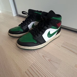 Jordan 1 Mid Green Toe - Air Jordan 1 ”Green Toe”.  Väldigt bra skick  