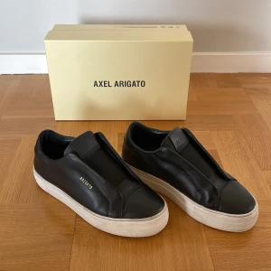 Axel Arigato skor - Säljer ett par fina Axel Arigato i strl 37.