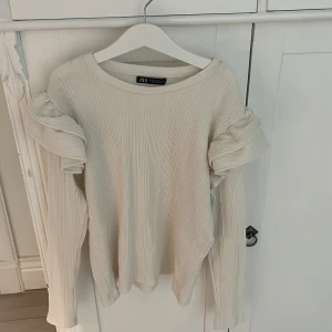 Benvit volang tröja🤍 - Säljer denna för den inte kommer till användning nå mer. Den är i bra skick och storlek M men den är liten i storlek så skulle säga S. 