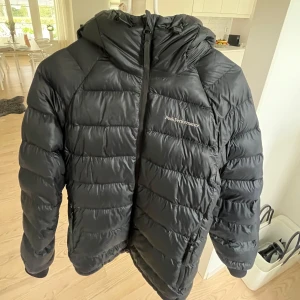 Peak performance jacka  - Superfin jacka från Peak performance! Den är svart och köptes 2023 men är mycket sparsamt använd utan defekter! Modellen heter ”W TOMIC JACKET”. Så fin till vintern! Storlek S i dam. Nypris 3200kr💘