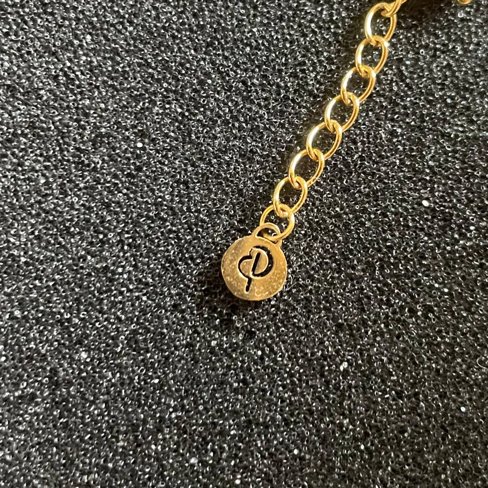 Ett halsband från Edblad med stjärnor på! Endast använt 1-2 gånger så ser ut som nyskick. Nypris är 399kr, men jag säljer för 150kr. Skriv vid frågor!🌟. Asusteet.