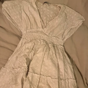 Vit Klänning - Jättesöt klänning med blommiga mönster från zara🌸