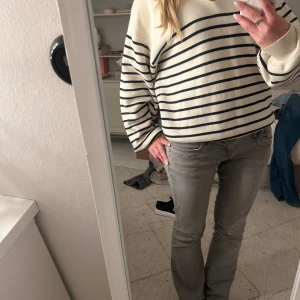 stickad tröja  - Säljer denna fina stickade tröjan från & Other stories! Den är i fint skick och i st M men passar mig som vanligtvis har S❤️ skriv vid frågor! 