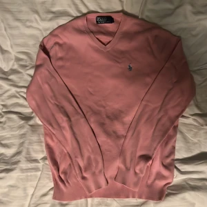 Ralph Lauren tunn rosa tröja - Skön tunn Ralph lauren tröja   Skriv för minsta fundering 