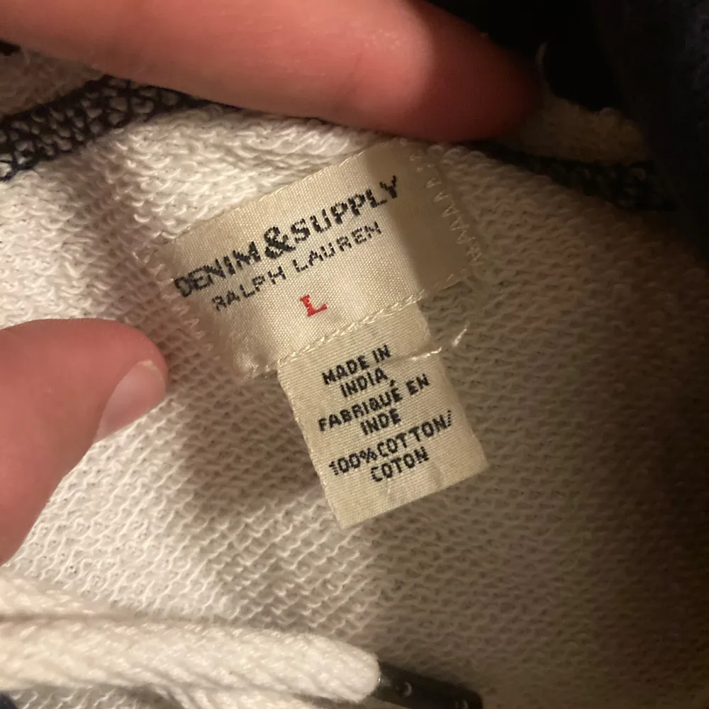 Supersnygg Ralph Lauren hoodie i superbra skick! Tröjan säljs inte i butik sedan länge vilket gör den lite extra speciell. . Hoodies.