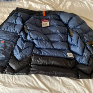 Äkta väst har bara ett litet håll på högra fickan  - Kan ta ner priset till 1200 Max 